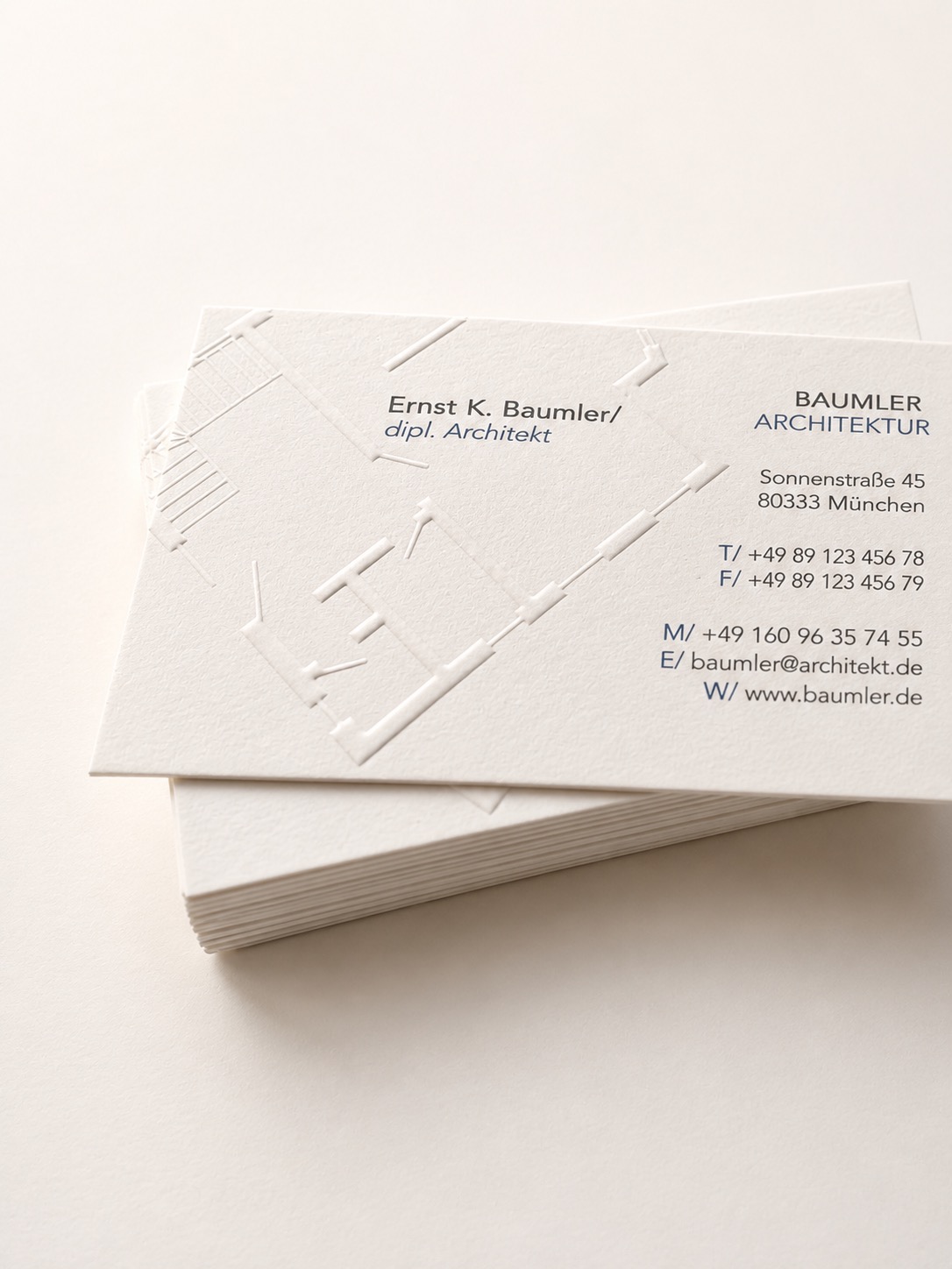 Makroaufnahme einer Blindprägung auf weißem Papier